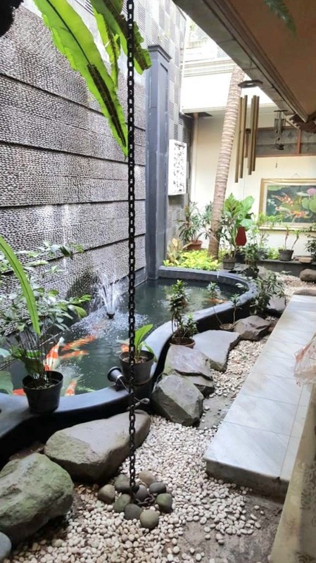 Pesona rumah lama yang elok. Teduh & nyaman di daerah elite Sutan Syahrir, Menteng. Luas 722 m2. Jalan depan rumah lebar.