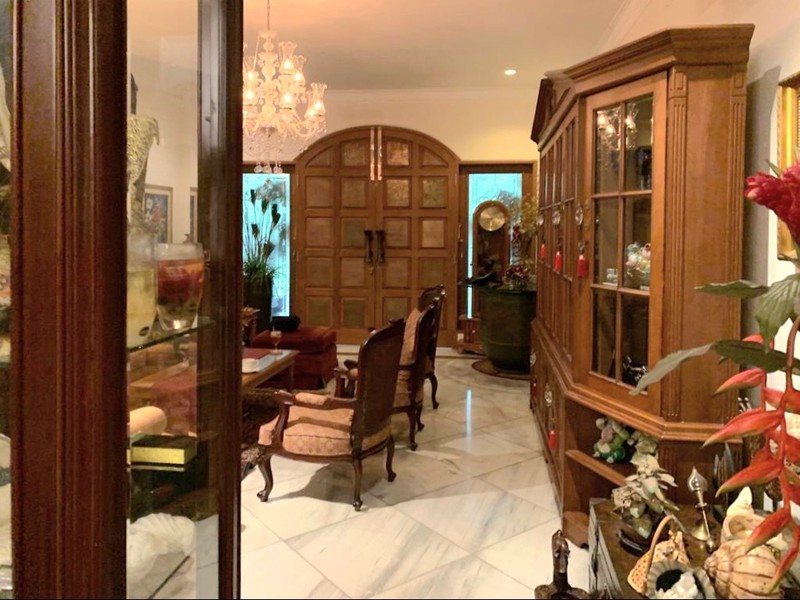 Pesona rumah lama yang elok. Teduh & nyaman di daerah elite Sutan Syahrir, Menteng. Luas 722 m2. Jalan depan rumah lebar.