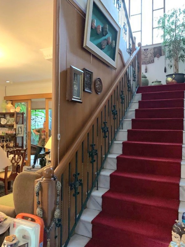 Pesona rumah lama yang elok. Teduh & nyaman di daerah elite Sutan Syahrir, Menteng. Luas 722 m2. Jalan depan rumah lebar.