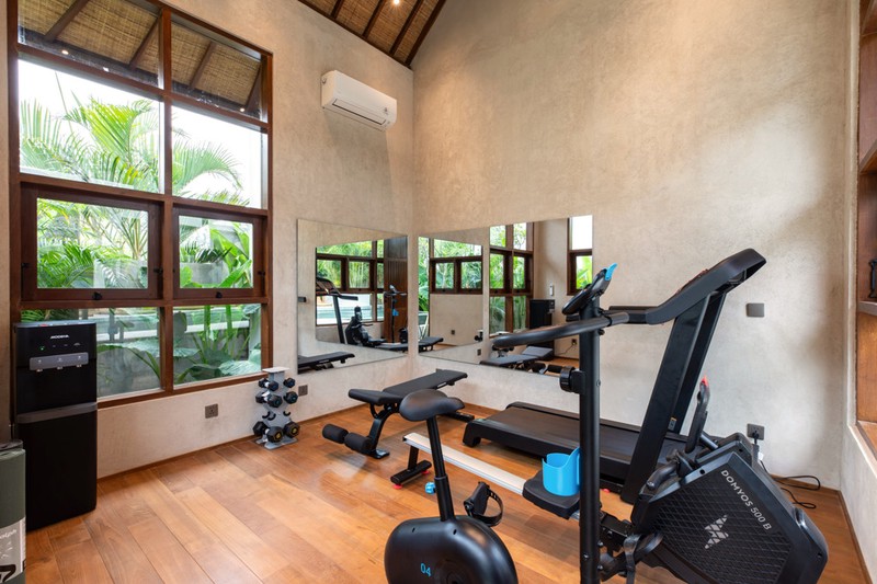 Leasehold - Tropical Luxury Living - Elegant 6 Bedroom Villa with Private Pool & Gym