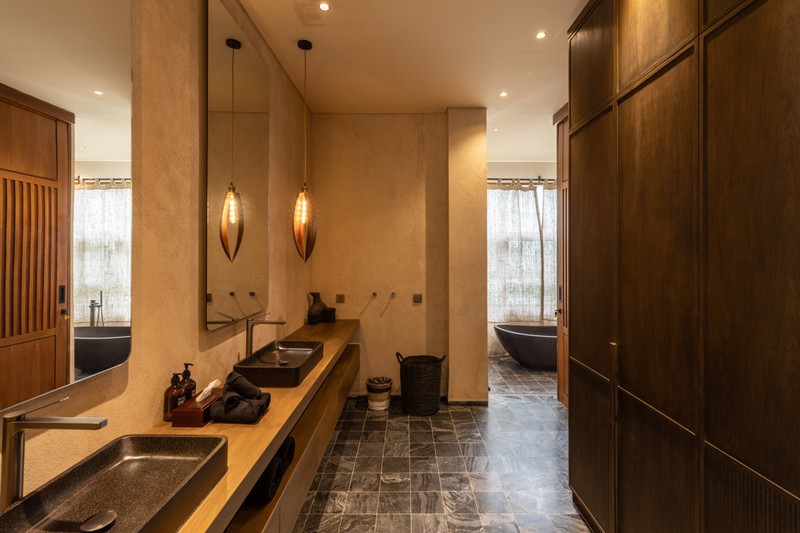 Leasehold - Tropical Luxury Living - Elegant 6 Bedroom Villa with Private Pool & Gym