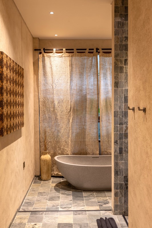 Leasehold - Tropical Luxury Living - Elegant 6 Bedroom Villa with Private Pool & Gym