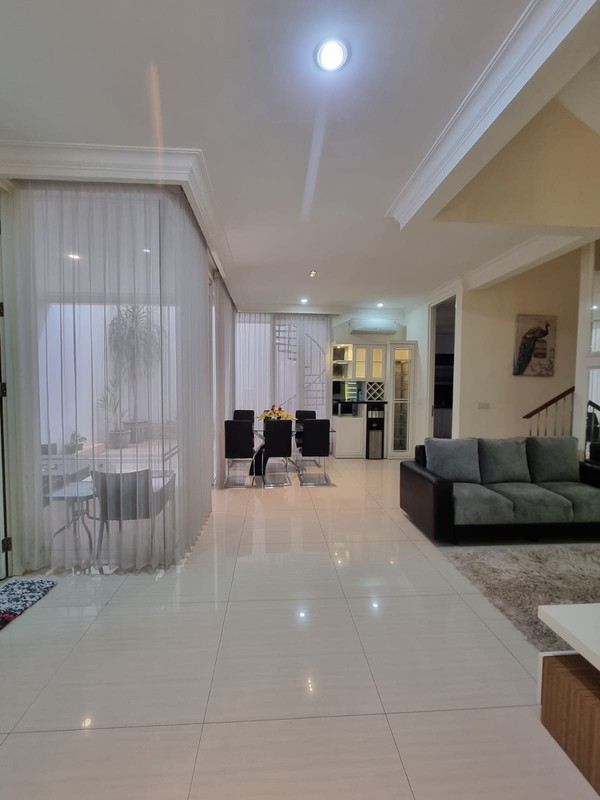 Rumah Pakuwon Indah Fully Furnished Cluster Larizembassy Pakuwon Indah Golf Surabaya Barat