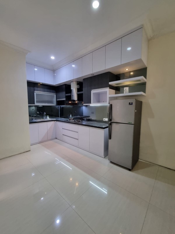 Rumah Pakuwon Indah Fully Furnished Cluster Larizembassy Pakuwon Indah Golf Surabaya Barat