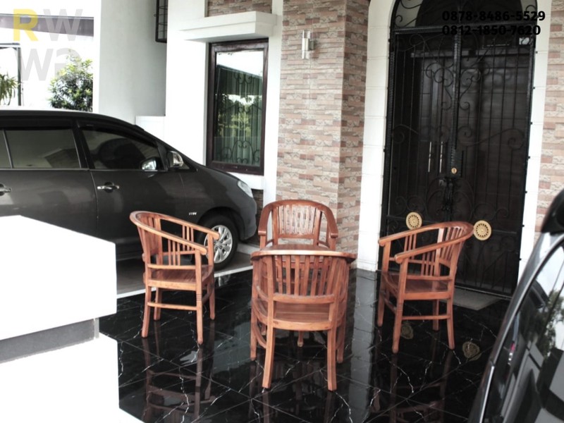 Rumah Dijual di Grand Wisata - Mewah 2 Lantai, Pojokan Boulevard, 6+1 KT & Taman Air Mancur