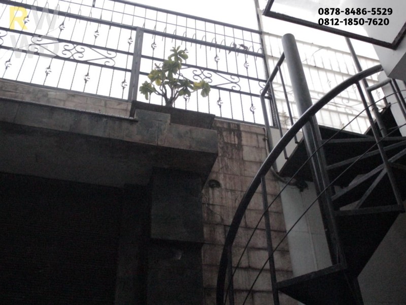 Dijual Rumah di Grand Wisata - Mewah 2 Lantai, Pojokan Boulevard, Taman Air Mancur