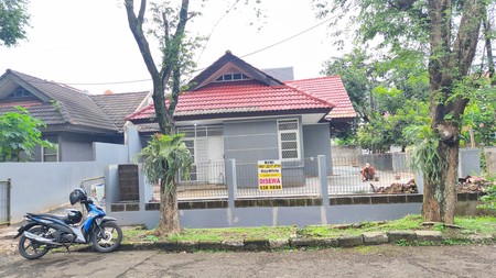 disewa rumah strategis halaman besar renovasi rapih siap huni griya loka jalan palm bintang bsd city tangerang selatan banten