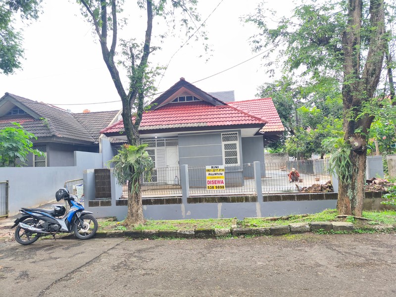 disewa rumah strategis halaman besar renovasi rapih siap huni griya loka jalan palm bintang bsd city tangerang selatan banten