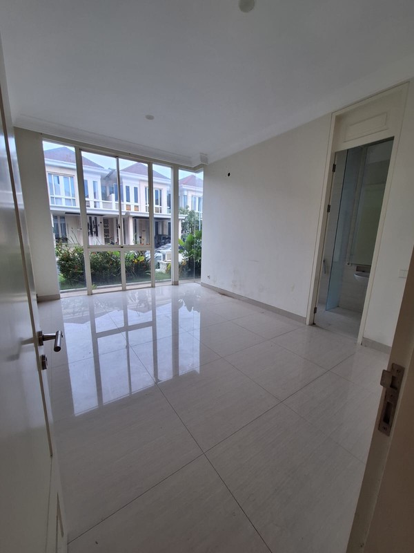 Rumah Mewah Pakuwon Indah Cluster LaRizwood Pakuwon Indah Mall Surabaya Barat 