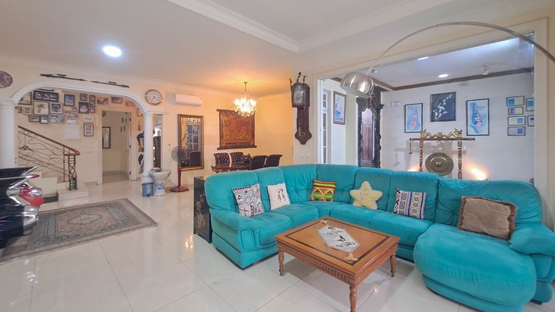 Rumah Mewah Elegan di Legenda Wisata Cibubur, dekat Kota Wisata