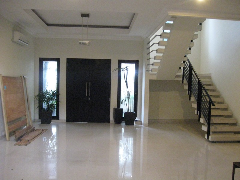 DISEWA RUMAH JALAN CIPANAS KEBAYORAN BARU JAKARTA SELATAN