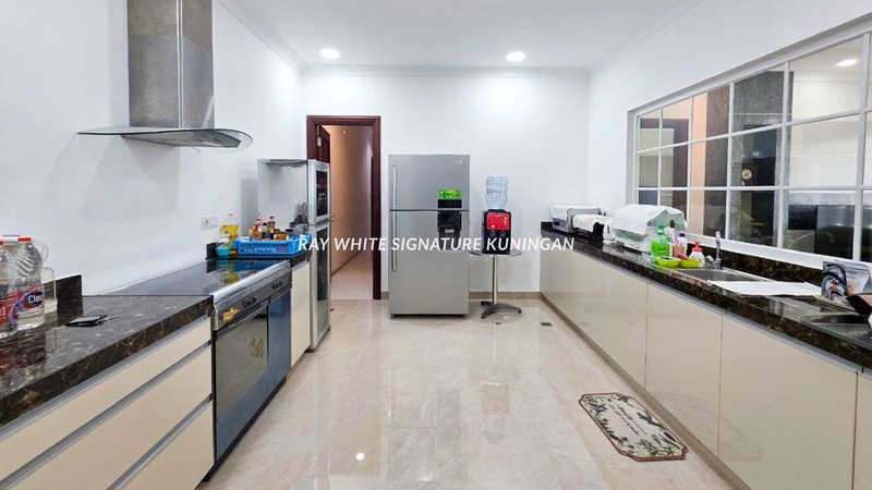 Unit 4BR Apartemen Belleza dengan lokasi strategis