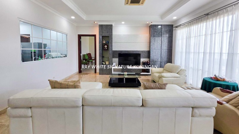 Unit 4BR Apartemen Belleza dengan lokasi strategis