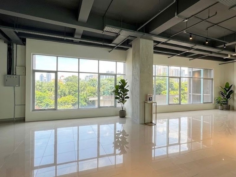 DIJUAL! GEDUNG DENGAN LOKASI PREMIUM DI WOLTER MONGINSIDI