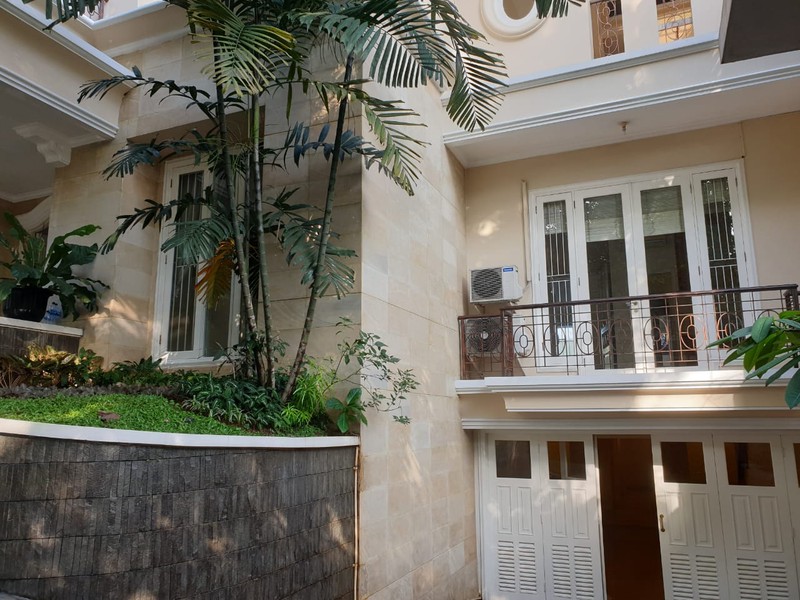 Rumah siap huni di bilangan Pondok Indah Lokasi tenang, nyaman dan aman dengan Smart Card Access