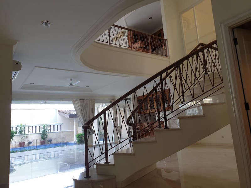 Rumah siap huni di bilangan Pondok Indah Lokasi tenang, nyaman dan aman dengan Smart Card Access