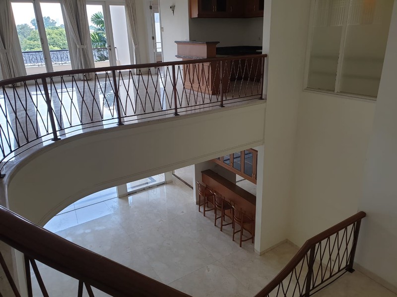 Rumah siap huni di bilangan Pondok Indah Lokasi tenang, nyaman dan aman dengan Smart Card Access