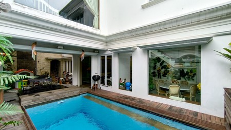 Rumah Mewah Dengan Pool Open Space Lokasi di Bintaro Sektor 8