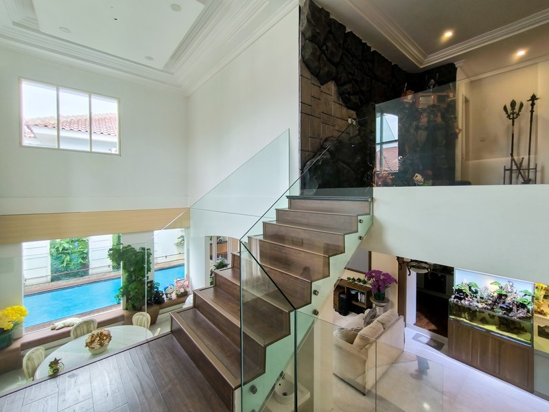 Rumah Mewah Dengan Pool Open Space Lokasi di Bintaro Sektor 8