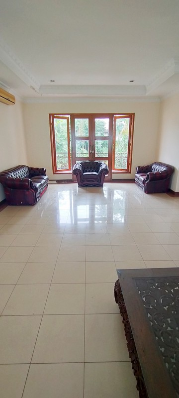 Rumah Nuansa Bali di Cluster Eksklusif Bintaro, Pesanggrahan, Jakarta Selatan, dengan Kolam Renang dan Lingkungan Nyaman