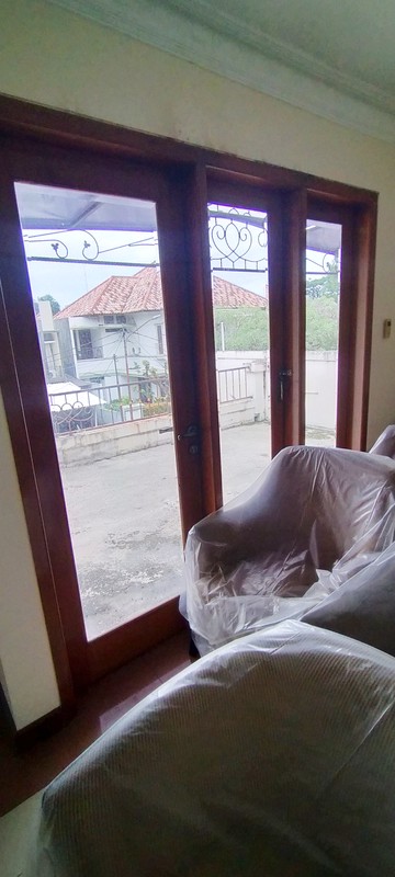 Rumah Nuansa Bali di Cluster Eksklusif Bintaro, Pesanggrahan, Jakarta Selatan, dengan Kolam Renang dan Lingkungan Nyaman