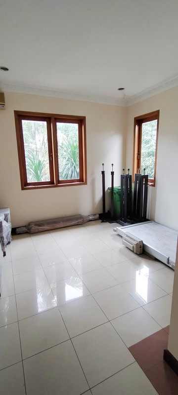 Rumah Nuansa Bali di Cluster Eksklusif Bintaro, Pesanggrahan, Jakarta Selatan, dengan Kolam Renang dan Lingkungan Nyaman