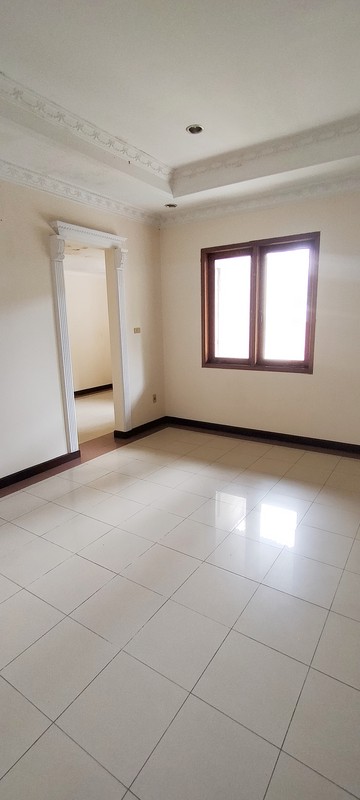 Rumah Nuansa Bali di Cluster Eksklusif Bintaro, Pesanggrahan, Jakarta Selatan, dengan Kolam Renang dan Lingkungan Nyaman