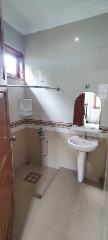 Rumah Nuansa Bali di Cluster Eksklusif Bintaro, Pesanggrahan, Jakarta Selatan, dengan Kolam Renang dan Lingkungan Nyaman