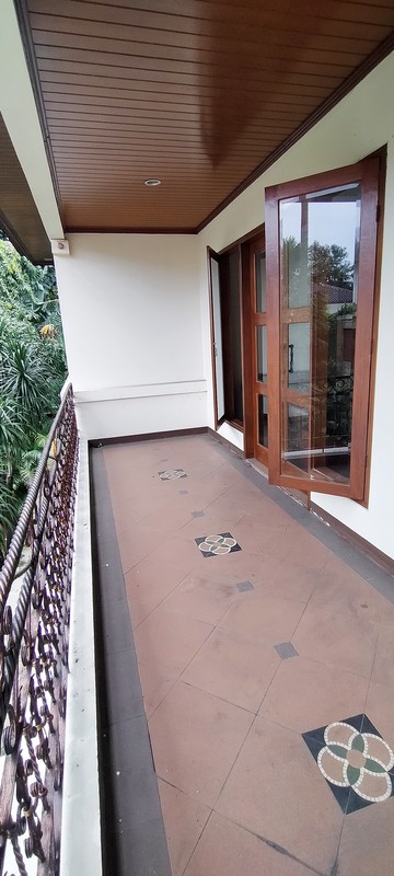 Rumah Nuansa Bali di Cluster Eksklusif Bintaro, Pesanggrahan, Jakarta Selatan, dengan Kolam Renang dan Lingkungan Nyaman