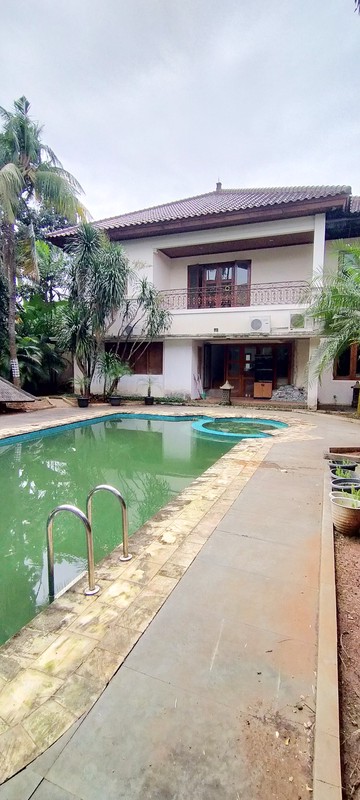 Rumah Nuansa Bali di Cluster Eksklusif Bintaro, Pesanggrahan, Jakarta Selatan, dengan Kolam Renang dan Lingkungan Nyaman