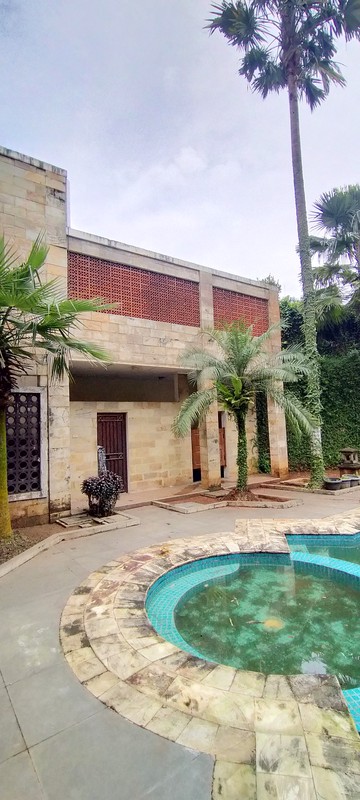 Rumah Nuansa Bali di Cluster Eksklusif Bintaro, Pesanggrahan, Jakarta Selatan, dengan Kolam Renang dan Lingkungan Nyaman