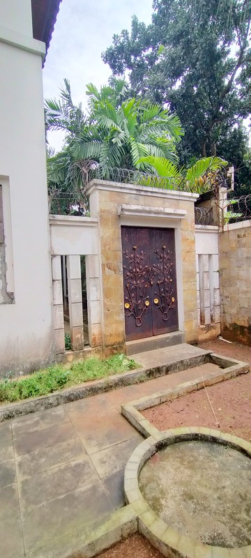 Rumah Nuansa Bali di Cluster Eksklusif Bintaro, Pesanggrahan, Jakarta Selatan, dengan Kolam Renang dan Lingkungan Nyaman