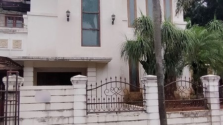 Rumah Nuansa Bali di Cluster Eksklusif Bintaro, Pesanggrahan, Jakarta Selatan, dengan Kolam Renang dan Lingkungan Nyaman