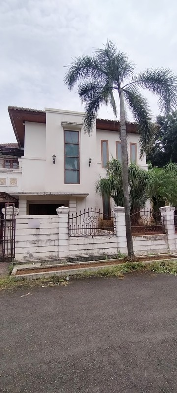 Rumah Nuansa Bali di Cluster Eksklusif Bintaro, Pesanggrahan, Jakarta Selatan, dengan Kolam Renang dan Lingkungan Nyaman