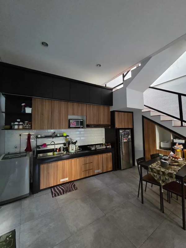 Best Deal. Rumah modern Taman Buaran Indah, Serua