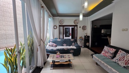 Rumah dengan Kolam Renang di Sayap Pahlawan Bandung