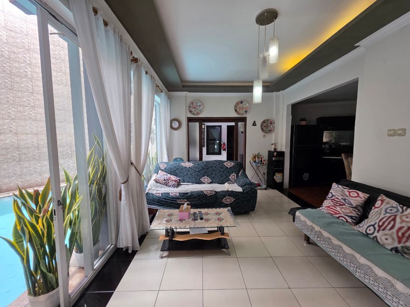 Rumah dengan Kolam Renang di Sayap Pahlawan Bandung