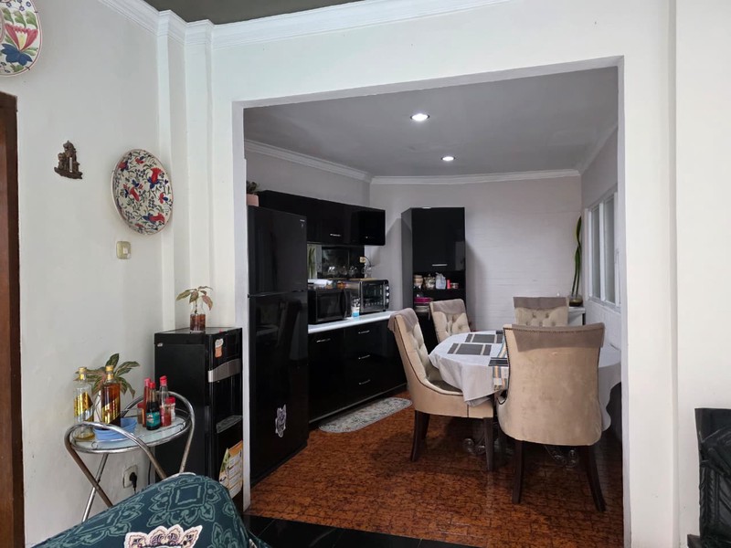 Rumah dengan Kolam Renang di Sayap Pahlawan Bandung