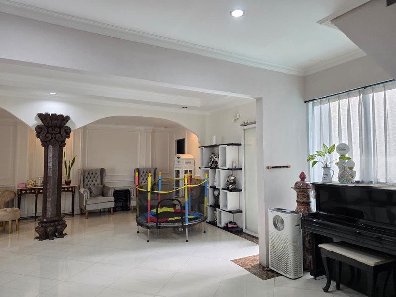 Rumah dengan Kolam Renang di Sayap Pahlawan Bandung