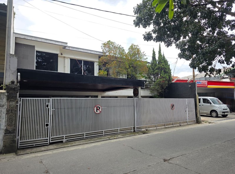 Rumah dengan Kolam Renang di Sayap Pahlawan Bandung