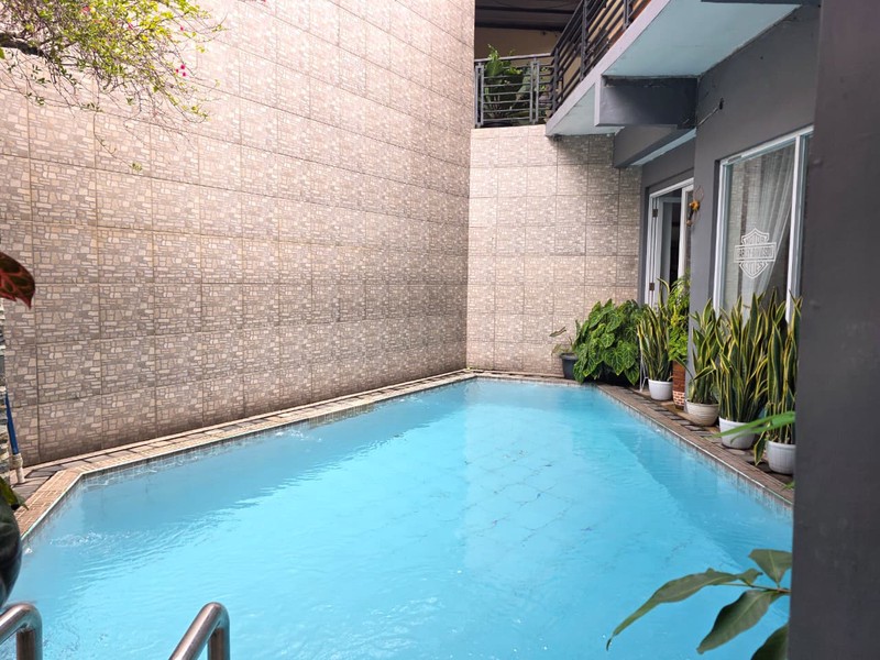 Rumah dengan Kolam Renang di Sayap Pahlawan Bandung