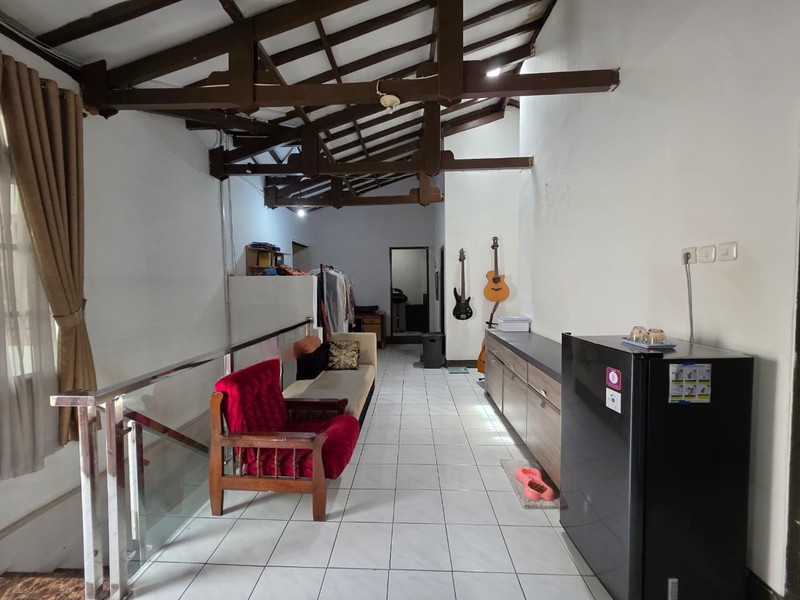 Rumah dengan Kolam Renang di Sayap Pahlawan Bandung