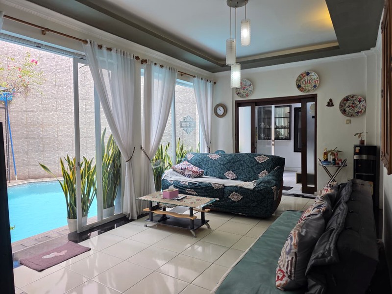 Rumah dengan Kolam Renang di Sayap Pahlawan Bandung