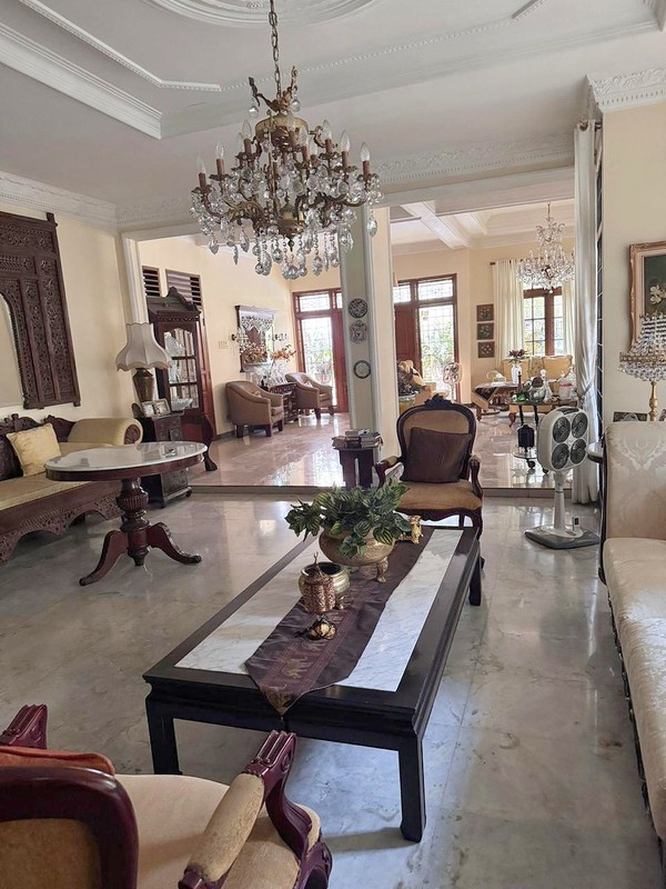 Rumah Bagus dengan Nuansa Semi Klasik di Tomang, Grogol Petamburan, Jakarta Barat