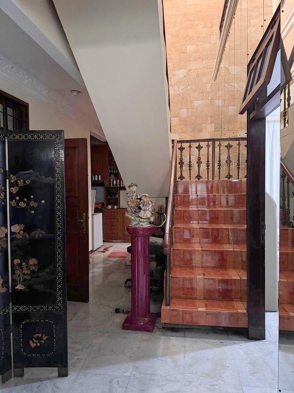 Rumah Bagus dengan Nuansa Semi Klasik di Tomang, Grogol Petamburan, Jakarta Barat