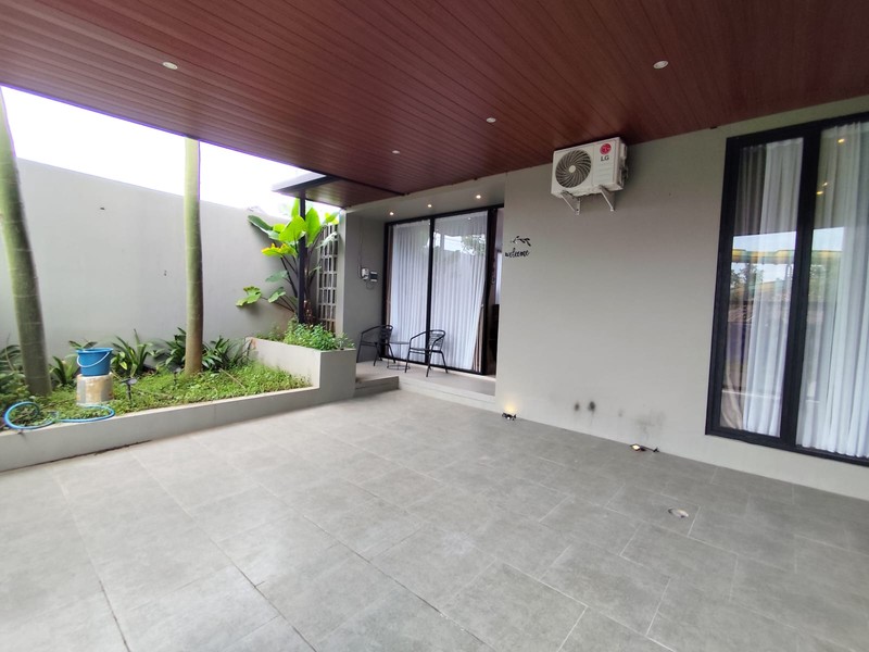 Rumah Hook Mewah Full Furnished Selangkah ke Jogja Bay & Stadion Maguwoharjo, Depok, Sleman