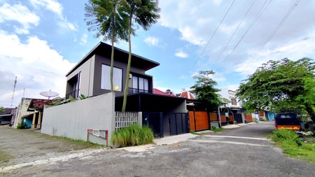 Rumah Hook Mewah Full Furnished Selangkah ke Jogja Bay & Stadion Maguwoharjo, Depok, Sleman