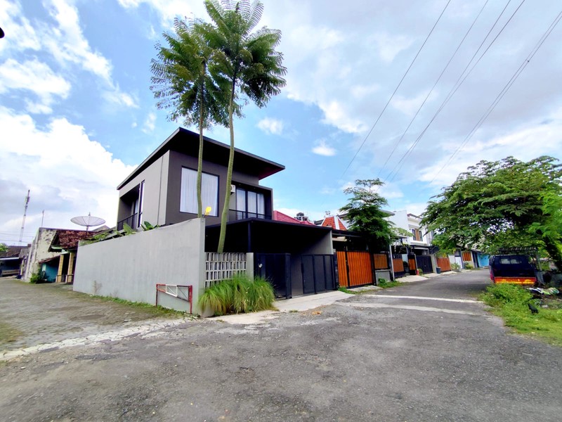 Rumah Hook Mewah Full Furnished Selangkah ke Jogja Bay & Stadion Maguwoharjo, Depok, Sleman
