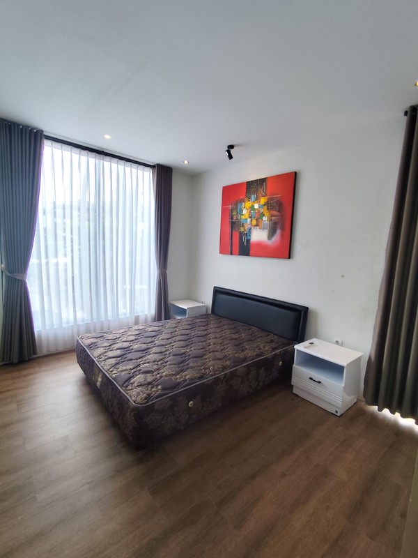Rumah Hook Mewah Full Furnished Selangkah ke Jogja Bay & Stadion Maguwoharjo, Depok, Sleman