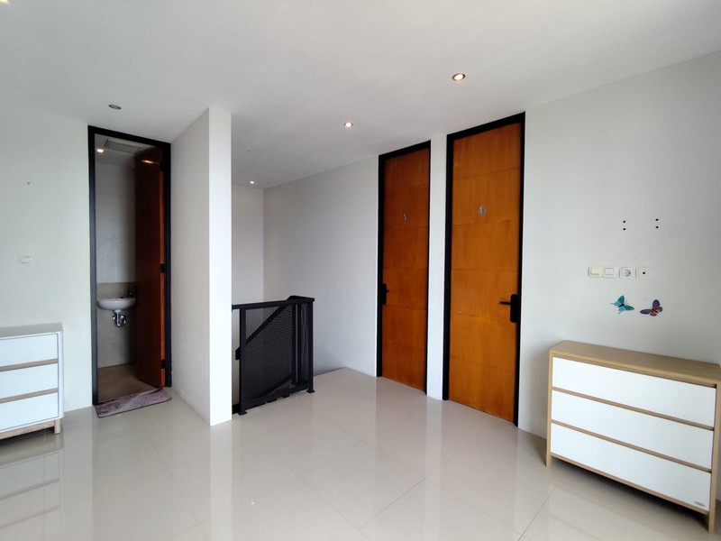 Rumah Hook Mewah Full Furnished Selangkah ke Jogja Bay & Stadion Maguwoharjo, Depok, Sleman
